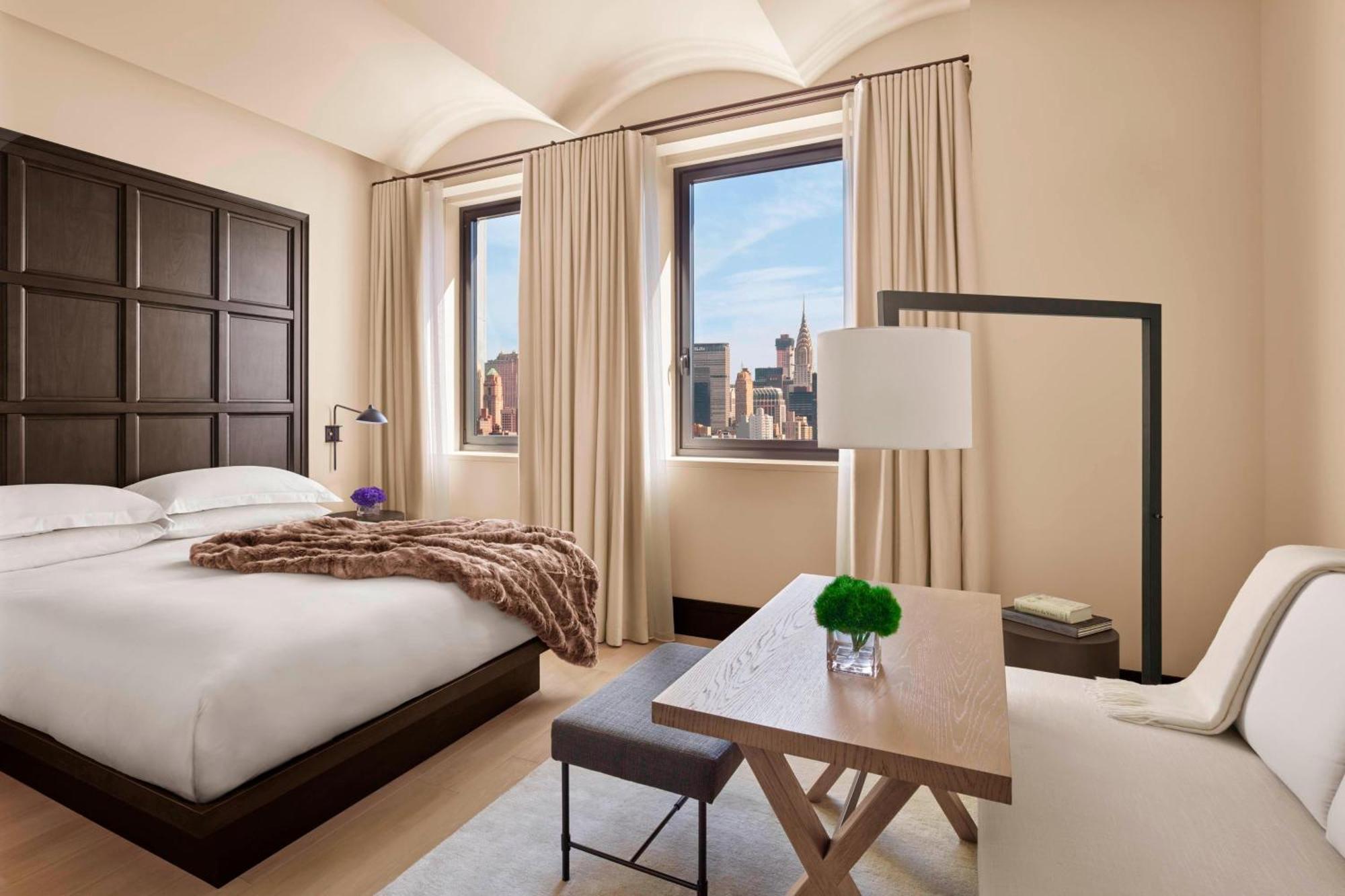 Superior King Room with City View